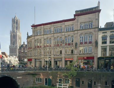 116934 Gezicht op het gebouw van de Utrechtse Openbare Bibliotheek en boekhandel Broese Kemink (Oudegracht 167) te Utrecht.